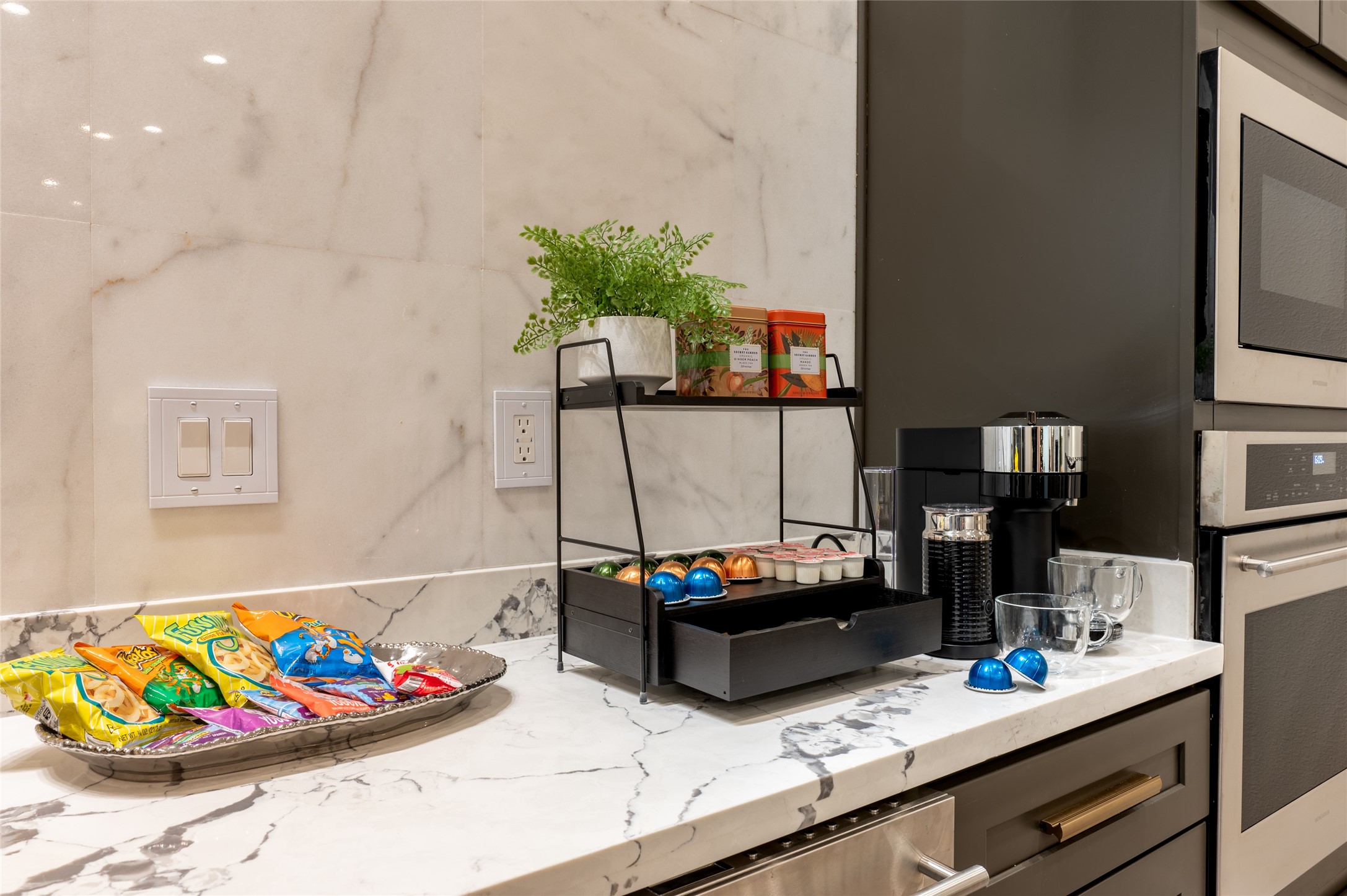913 Thompson Street Houston, TX 77007 - Photo 29 of 49 a living room with furniture and a couch