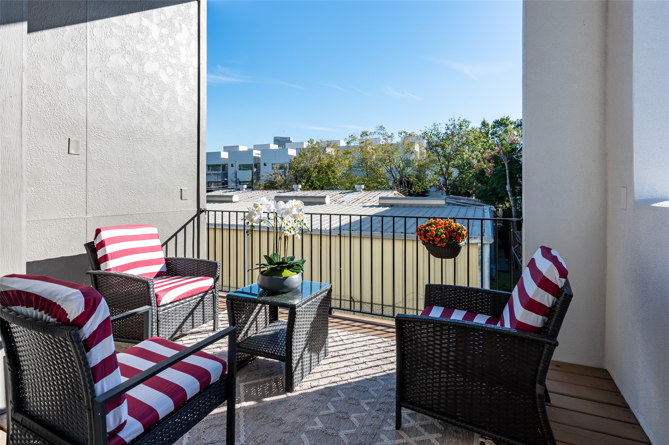 913 Thompson Street Houston, TX 77007 - Photo 38 of 49 a balcony with wooden floor and furniture