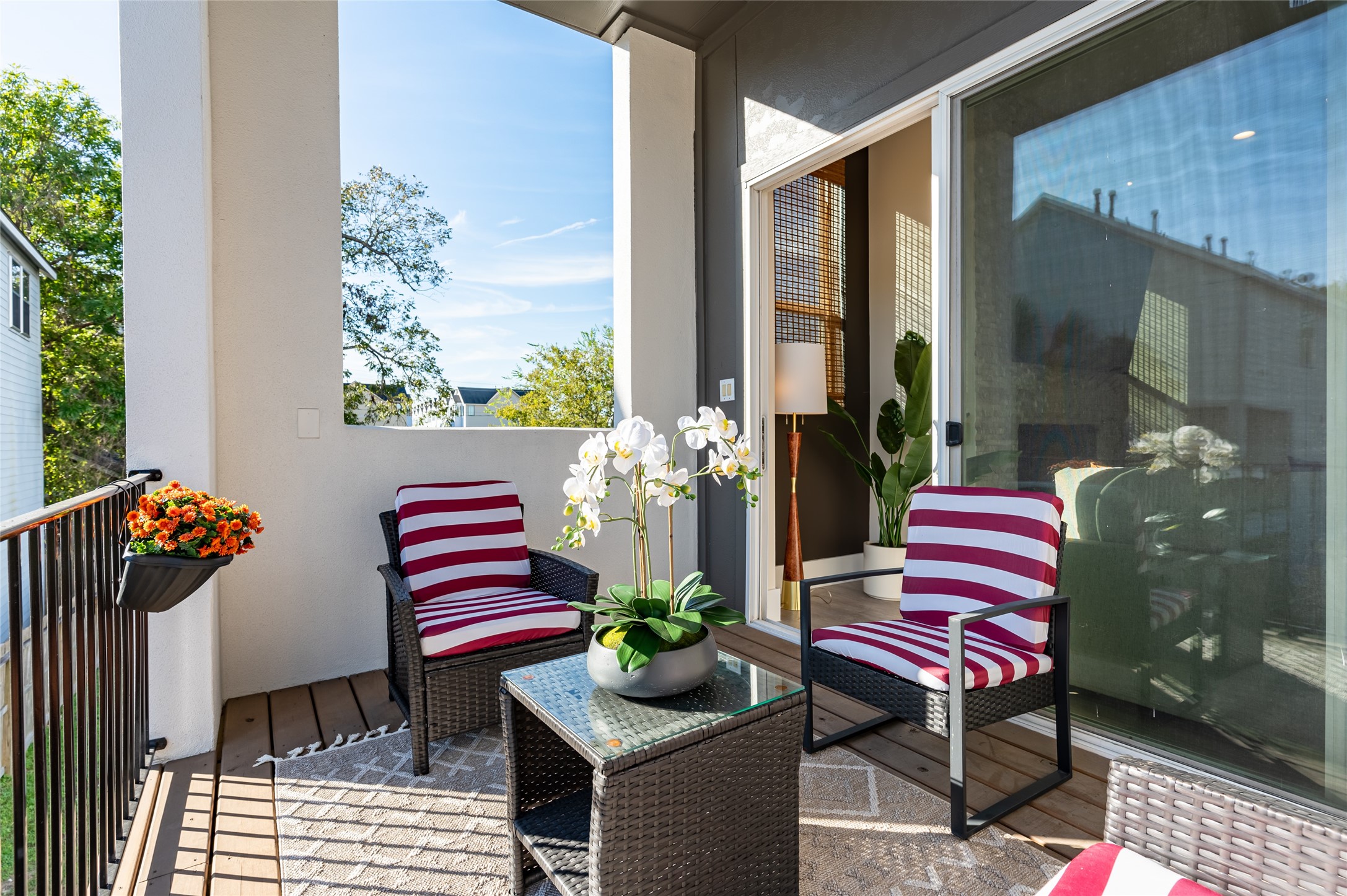 913 Thompson Street Houston, TX 77007 - Photo 39 of 49 a balcony with chairs and flower pot