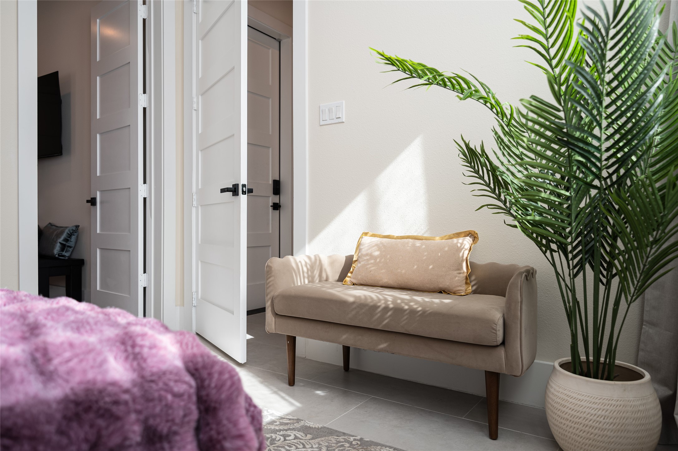 913 Thompson Street Houston, TX 77007 - Photo 41 of 49 a bedroom with a bed and a potted plant