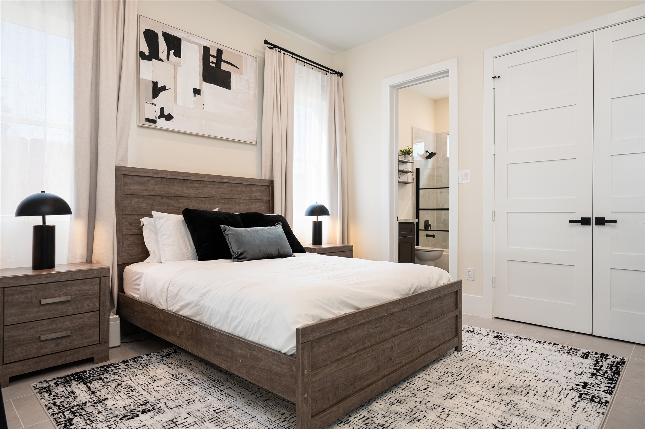 913 Thompson Street Houston, TX 77007 - Photo 42 of 49 a bedroom with a bed and a cabinets