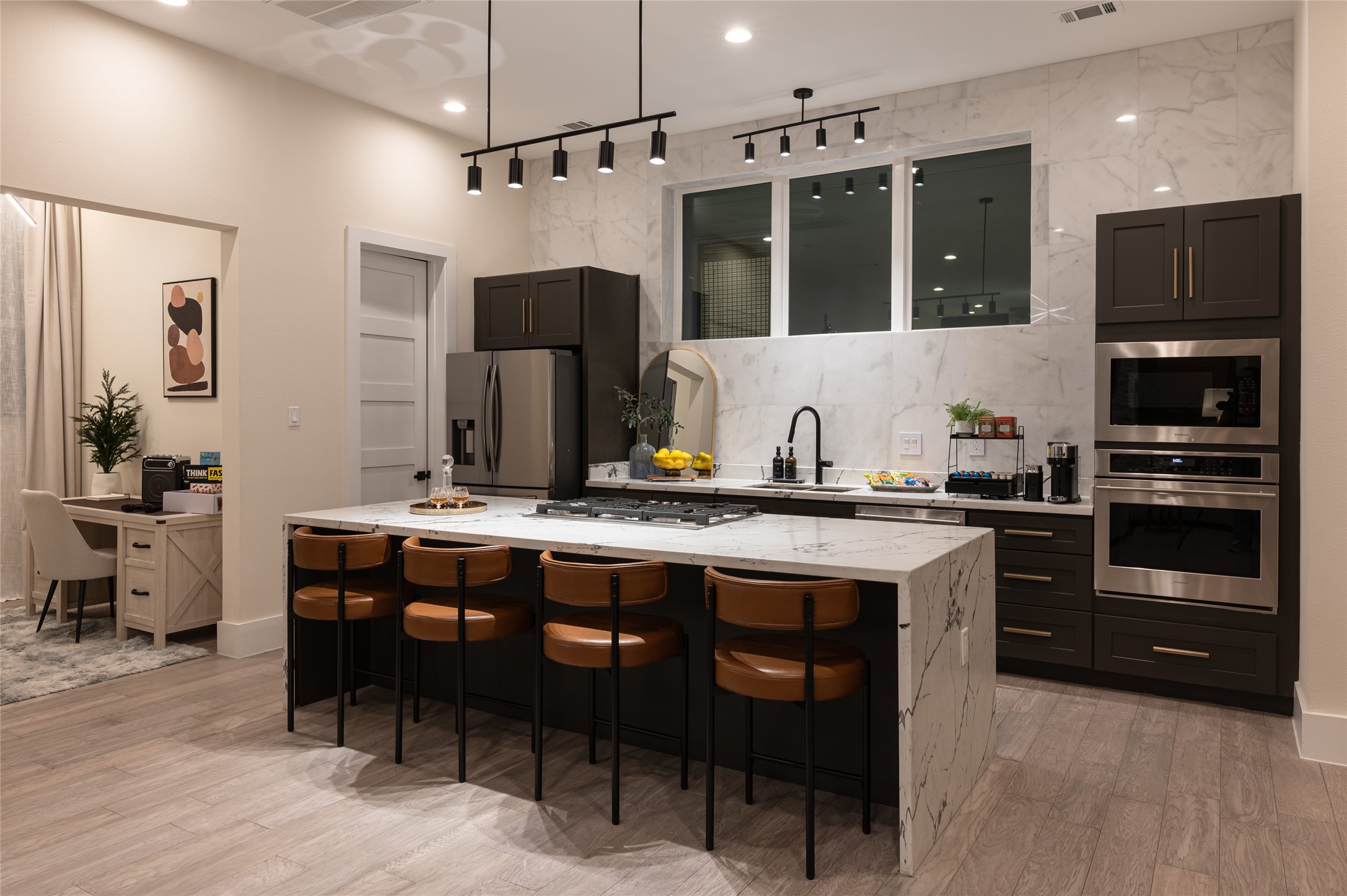 913 Thompson Street Houston, TX 77007 - Photo 44 of 49 a kitchen with a table chairs refrigerator and microwave