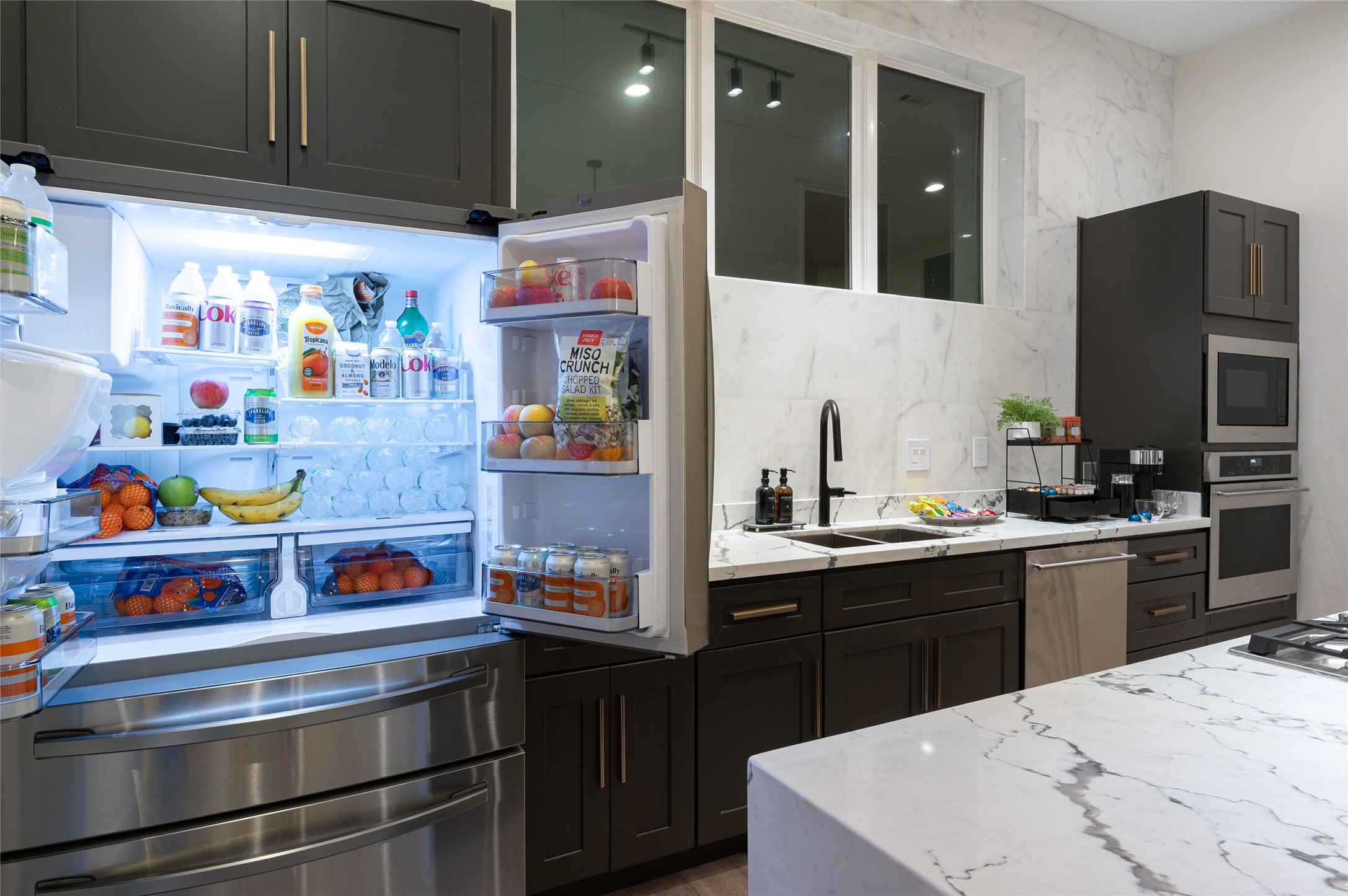 913 Thompson Street Houston, TX 77007 - Photo 47 of 49 a kitchen with stainless steel appliances kitchen island granite countertop a sink and cabinets