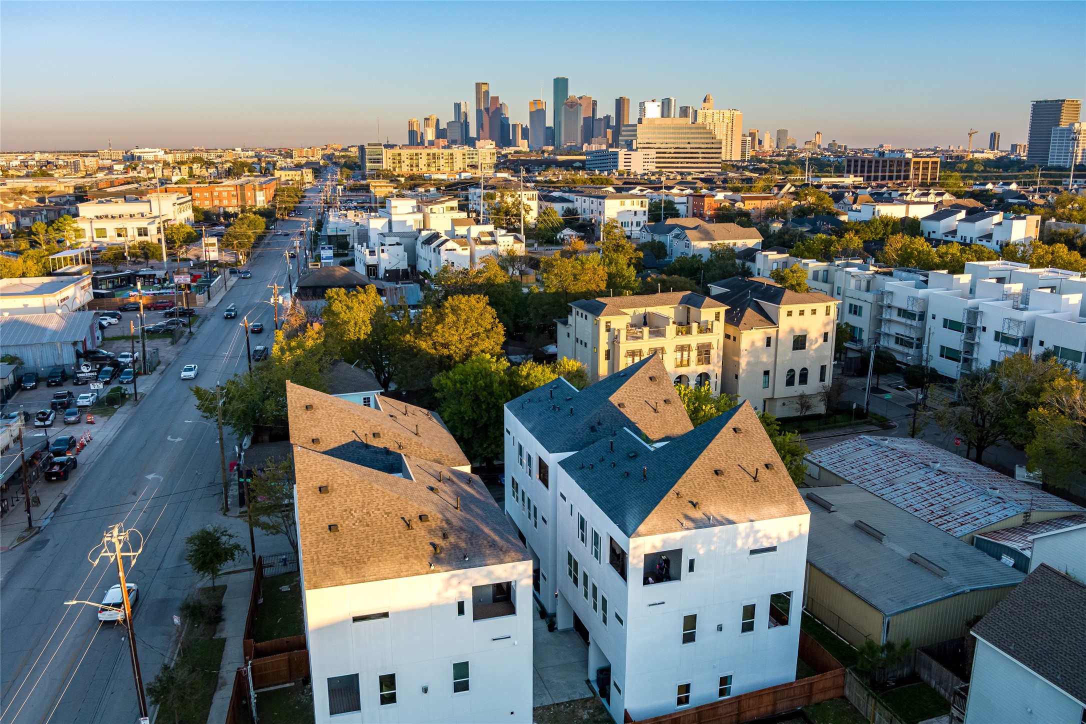 913 Thompson Street Houston, TX 77007 - Photo 48 of 49 an aerial view of residential houses with outdoor space
