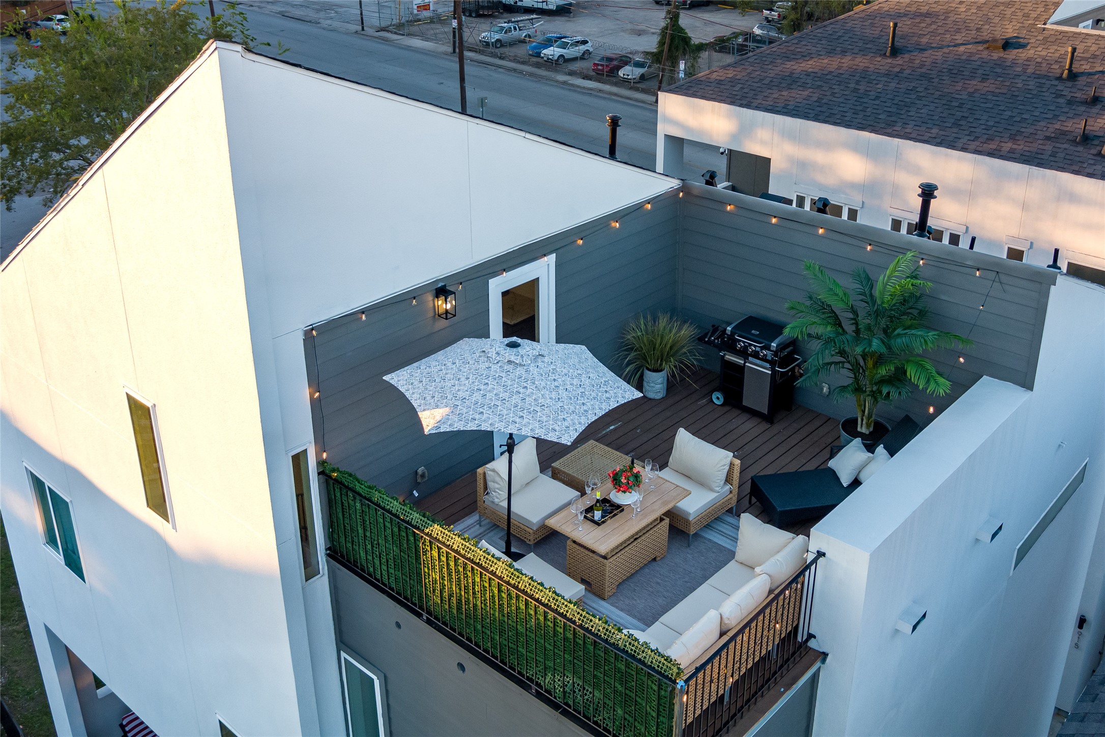 913 Thompson Street Houston, TX 77007 - Photo 49 of 49 a view of a patio on the roof deck