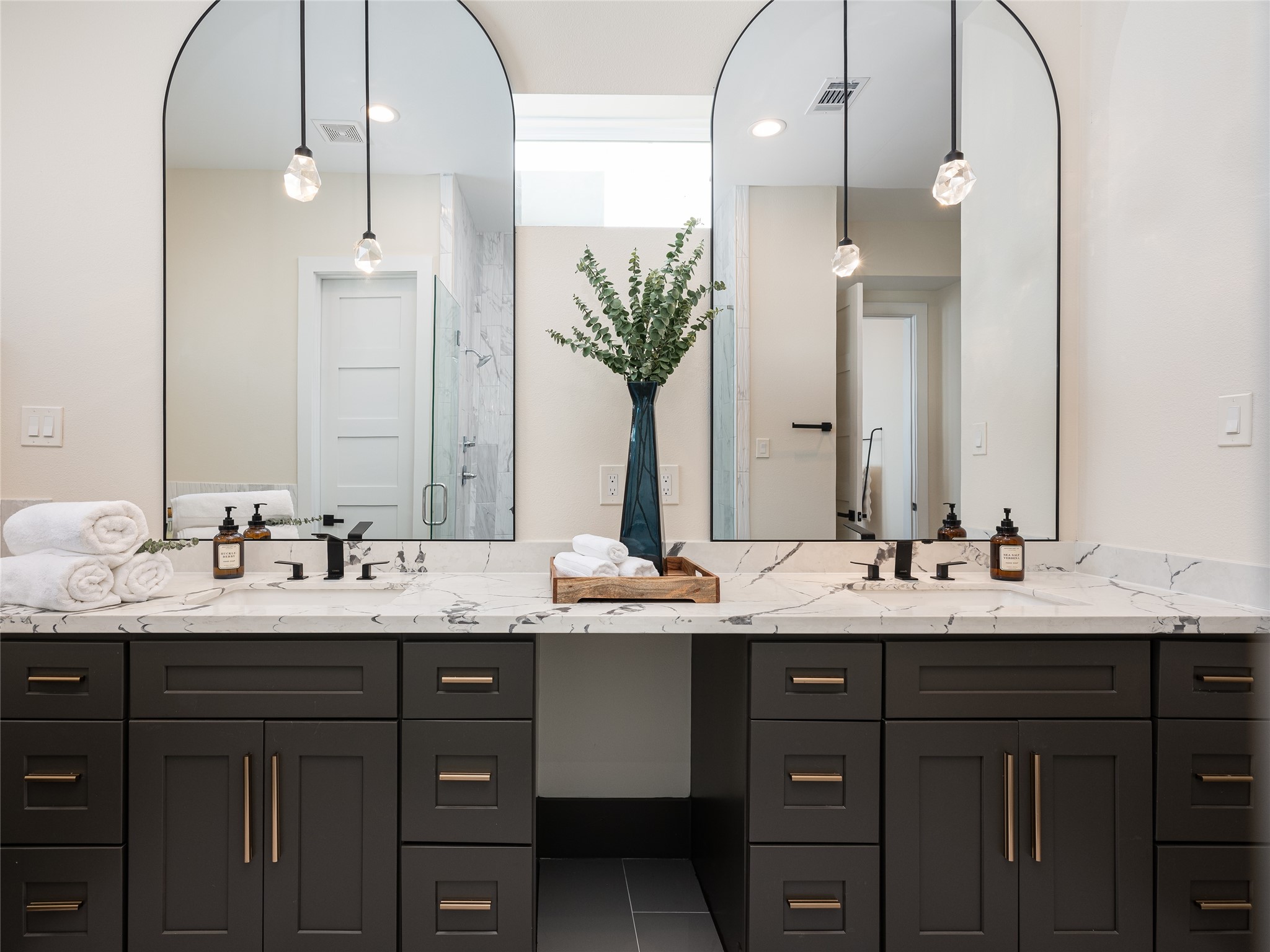 913 Thompson Street Houston, TX 77007 - Photo 5 of 49 a bathroom with a double vanity sink and a mirror