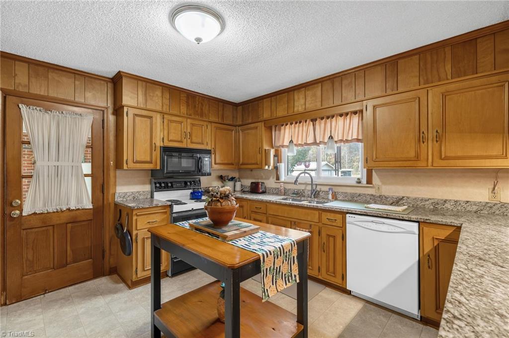 5009 Wainwright Road McLeansville, NC 27301 - Photo 14 of 37