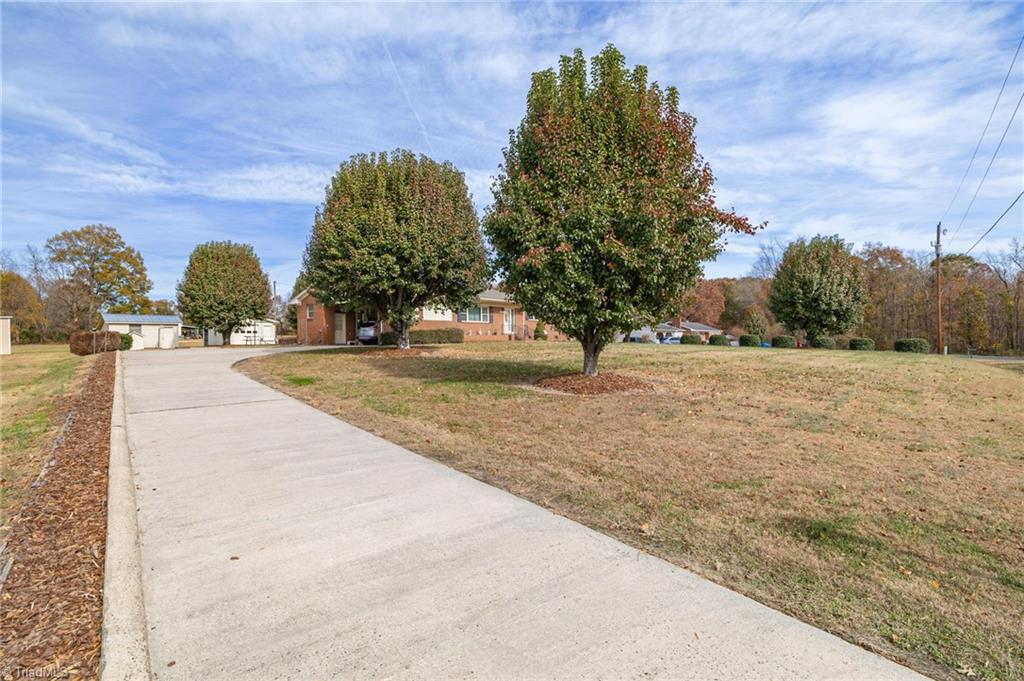 5009 Wainwright Road McLeansville, NC 27301 - Photo 4 of 37