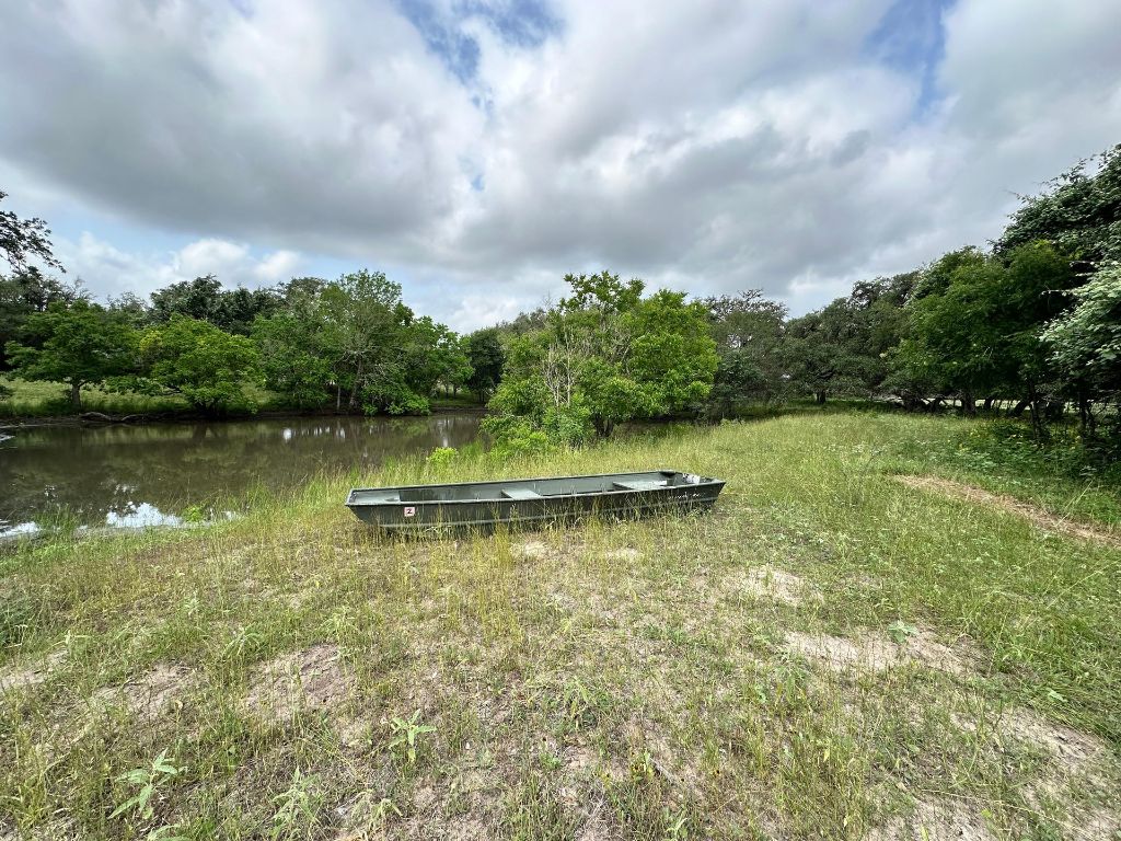 305 Cr 305 Beeville Tx 78102 Beeville, TX 78102 - Photo 13 of 30 a view of a lake with houses in back