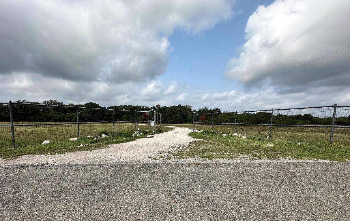305 Cr 305 Beeville Tx 78102 Beeville, TX 78102 - Photo 26 of 30 a view of lake with green space