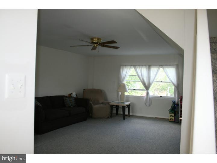 3145 Birch Road Philadelphia, PA 19154 - Photo 9 of 13 Living Room