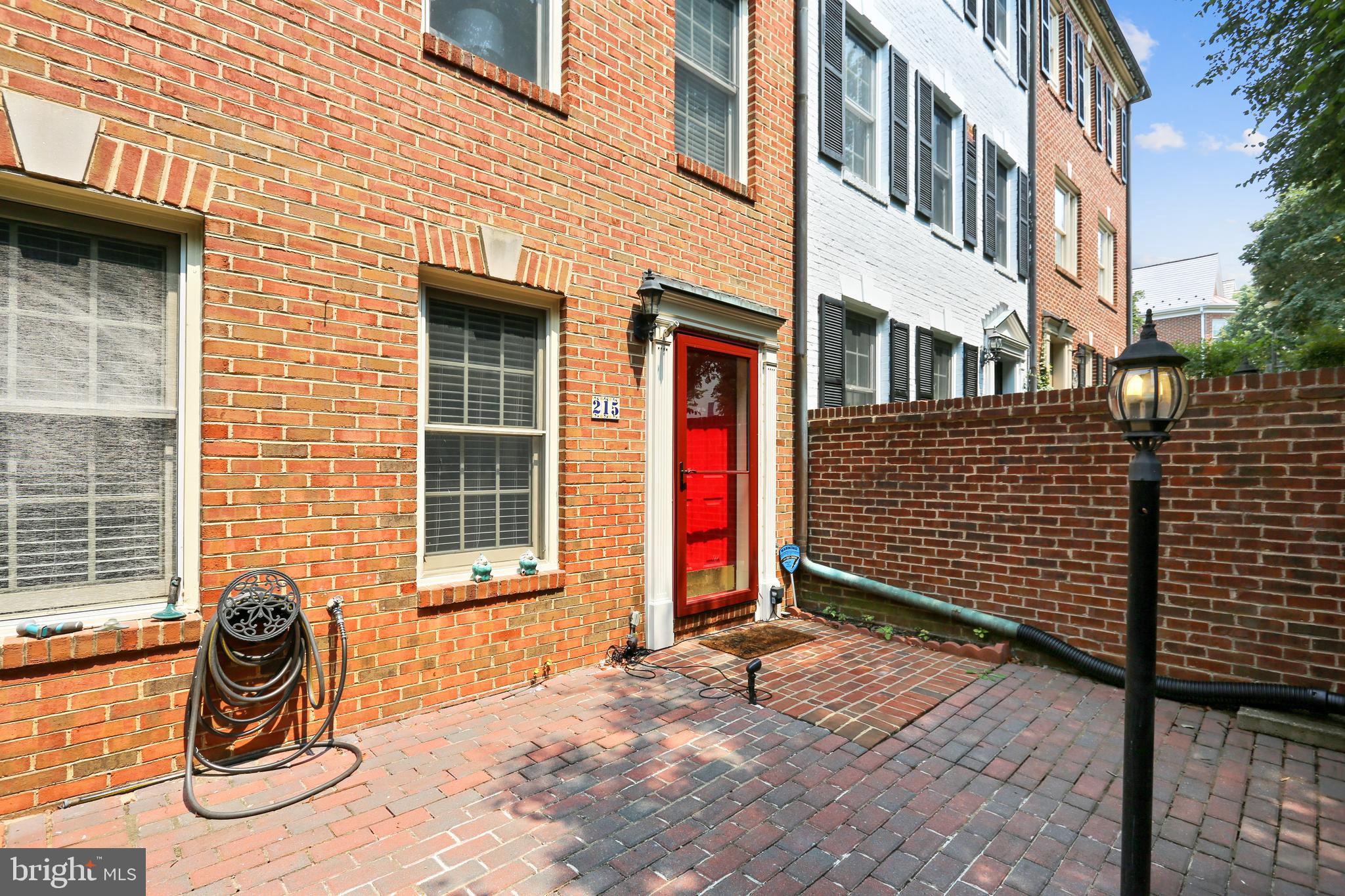 215 Ridgepoint Place Gaithersburg, MD 20878 - Photo 2 of 43 Front courtyard