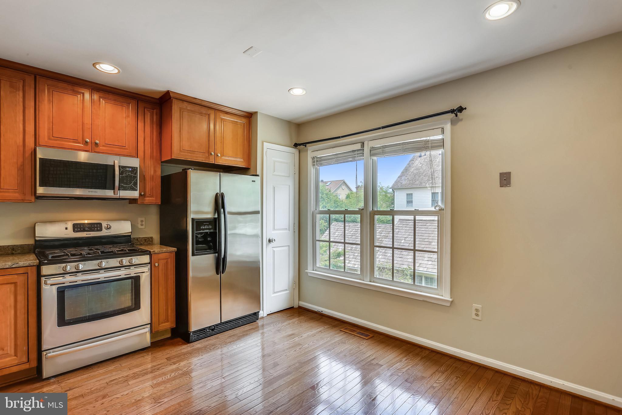 215 Ridgepoint Place Gaithersburg, MD 20878 - Photo 14 of 43 Kitchen with hardwood floors