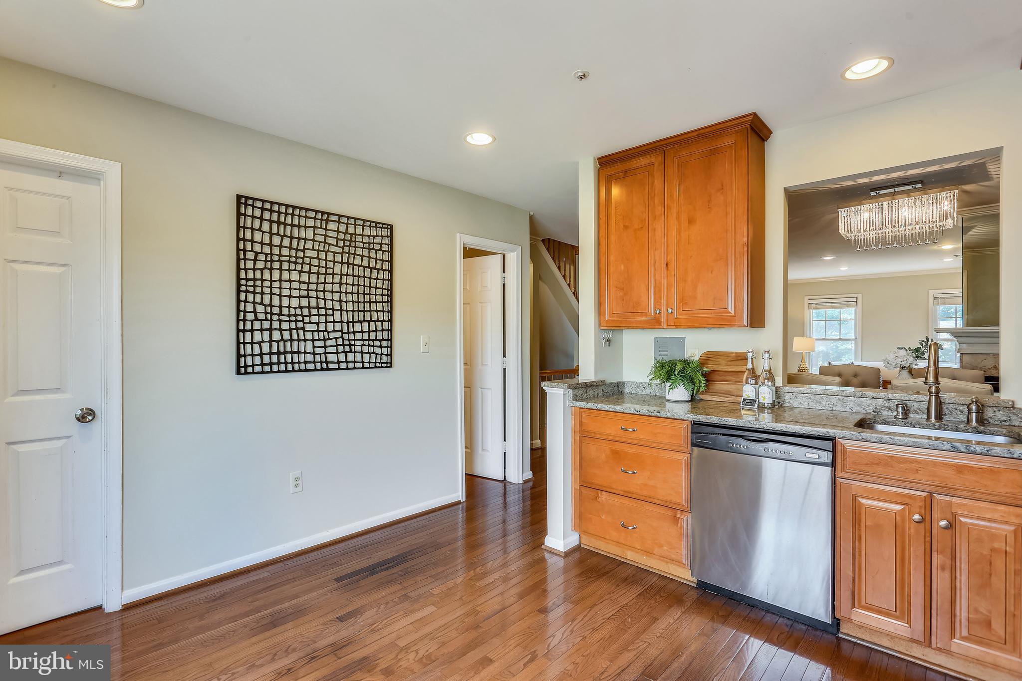 215 Ridgepoint Place Gaithersburg, MD 20878 - Photo 15 of 43 Table space kitchen