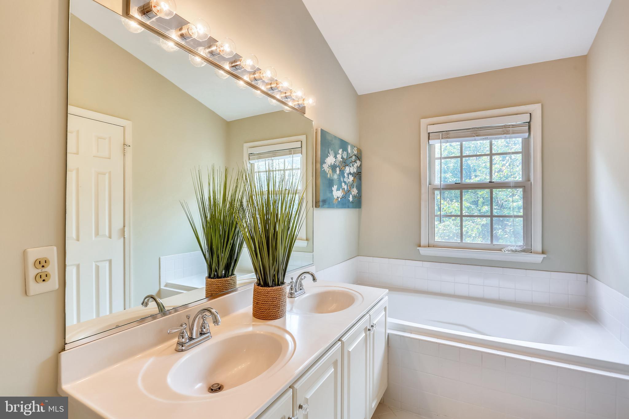 215 Ridgepoint Place Gaithersburg, MD 20878 - Photo 22 of 43 En-suite bathroom w/soaking tub