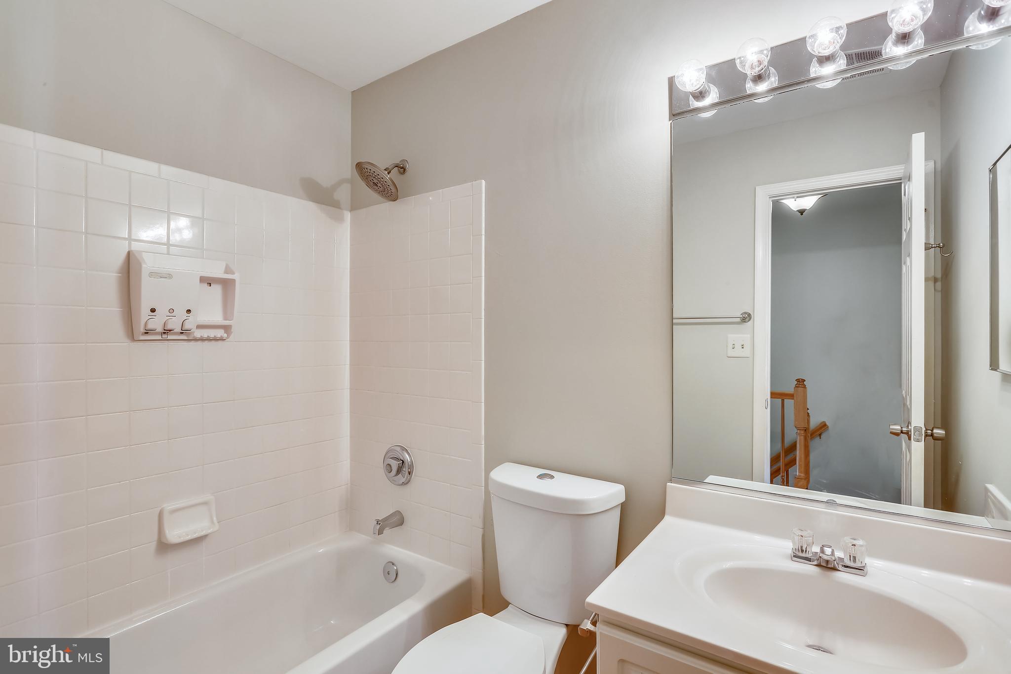 215 Ridgepoint Place Gaithersburg, MD 20878 - Photo 27 of 43 Upper level full bath