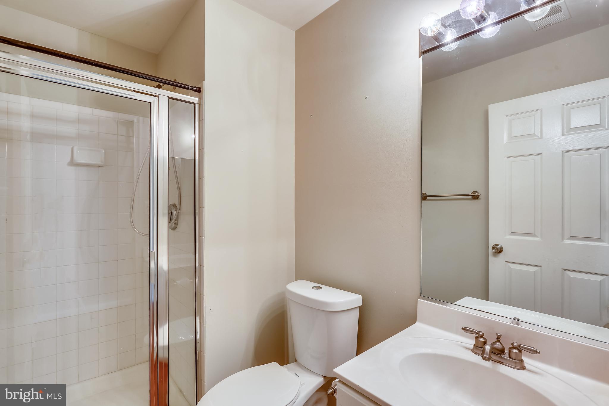 215 Ridgepoint Place Gaithersburg, MD 20878 - Photo 28 of 43 Main level full bath