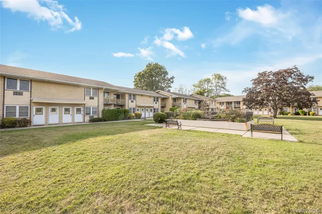 $320,000 | 700 Broadway, Unit 28, Amityville, NY 11701