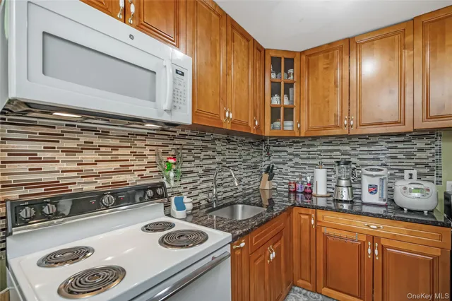 $320,000 | 700 Broadway, Unit 28, Amityville, NY 11701