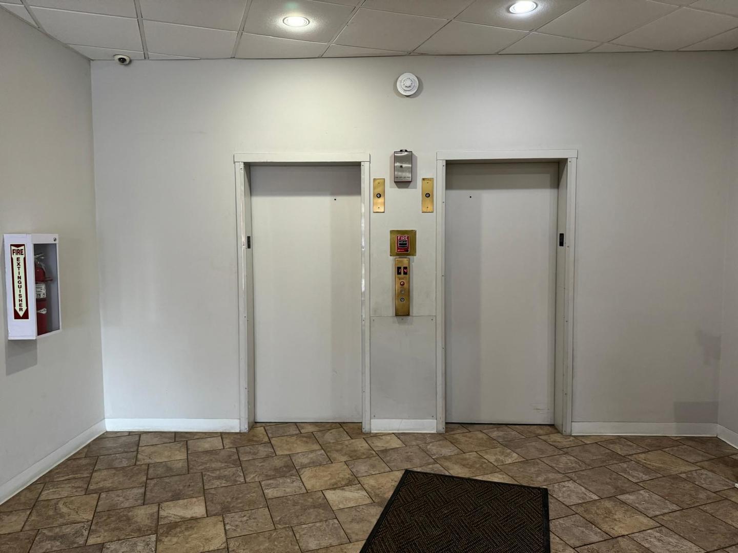 101 Bar Harbour Road, Unit 6A Schaumburg, IL 60193 - Photo 5 of 32 a view of an empty room