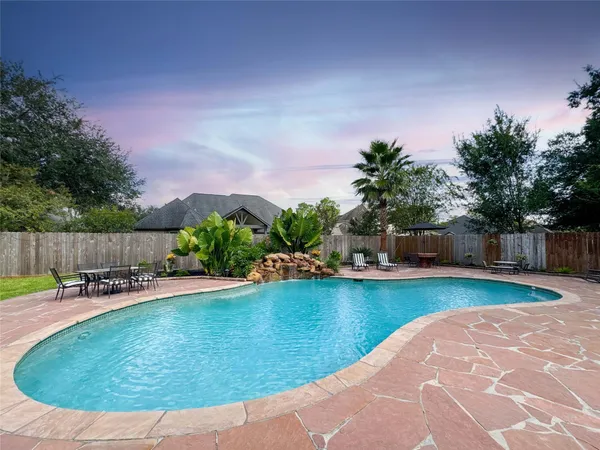 $569,000 | 1501 West Castlewood Avenue, Friendswood, TX 77546