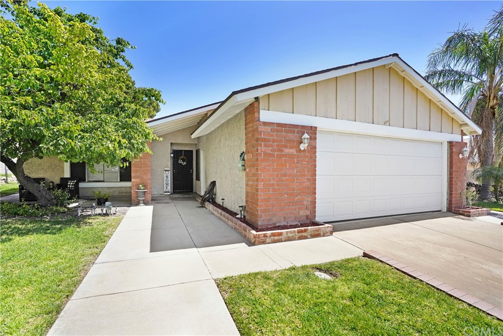 a front view of house with yard