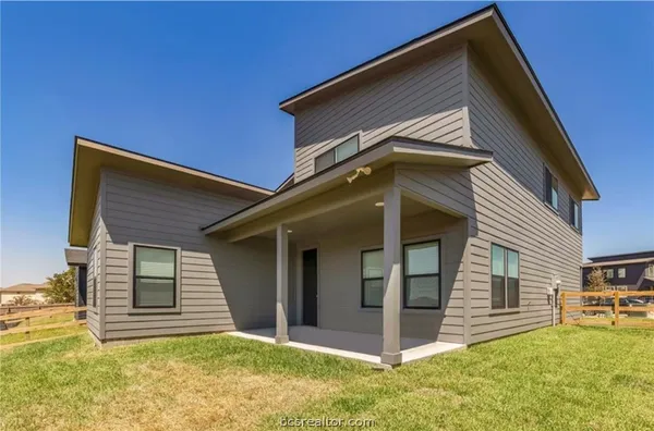 a view of a house with backyard
