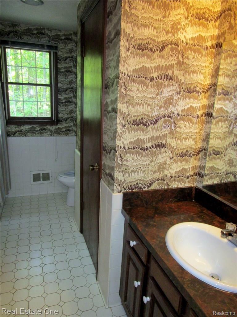 19209 Meridian Road Grosse Ile, MI 48138 - Photo 18 of 38 IMG_0551.jpg