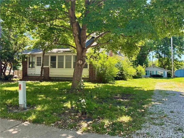$325,000 | 221 West Kansas Street, Liberty, MO 64068
