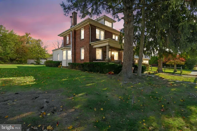 $300,000 | 437 Jefferson Street, Reading, PA 19605