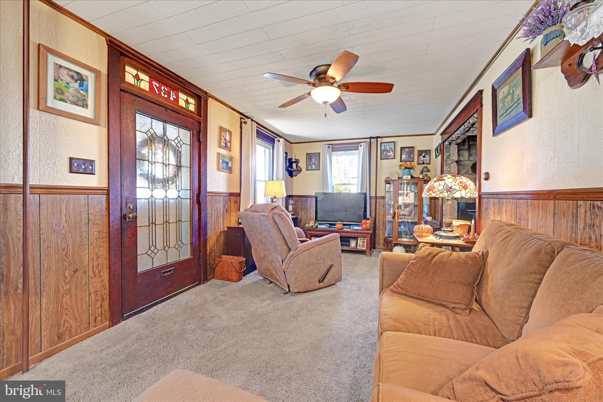 437 Jefferson Street Reading, PA 19605 - Photo 7 of 36 Living Area