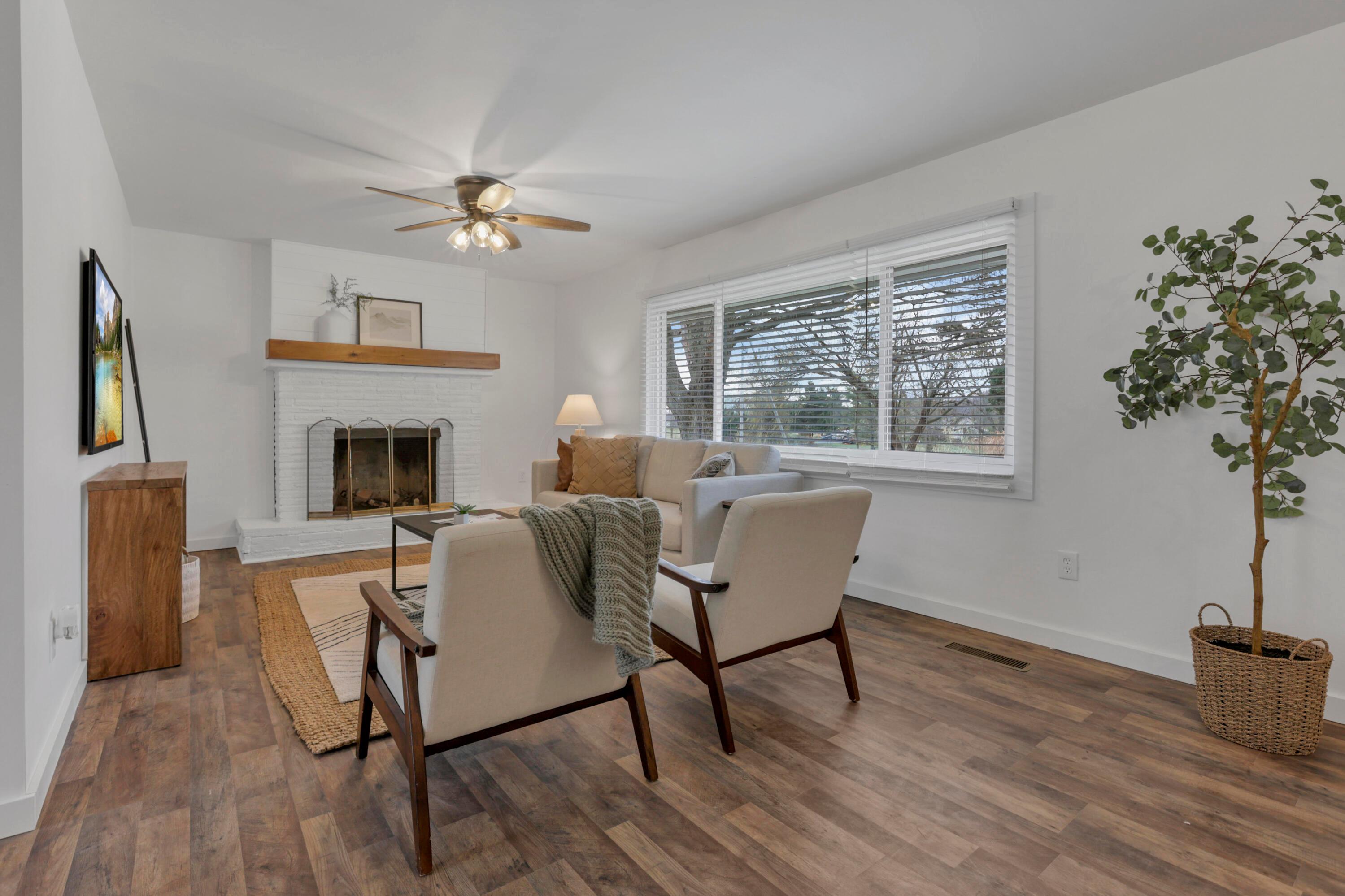 1088 Amity Road Galloway, OH 43119 - Photo 4 of 34 Living Room