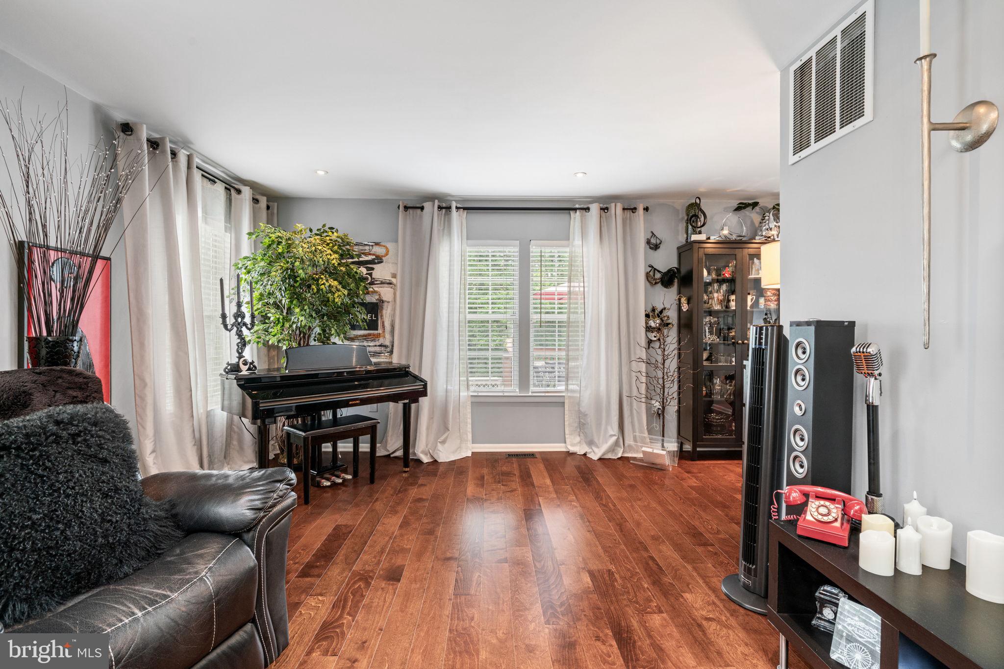 Hardwood flooring in LR