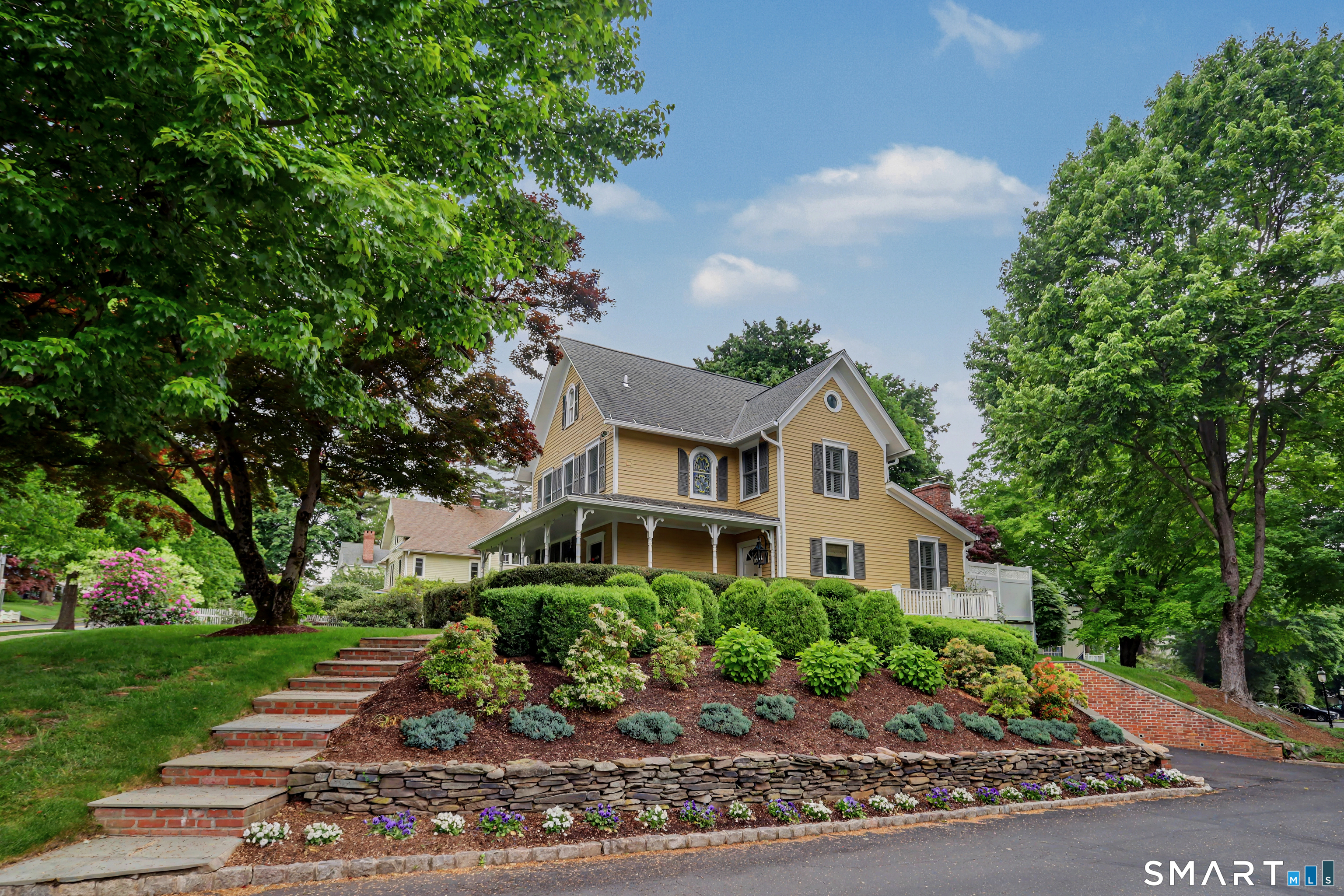 36 Catoonah Street, Unit 18 Ridgefield, CT 06877 - Photo 32 of 40 a front view of a house with a garden