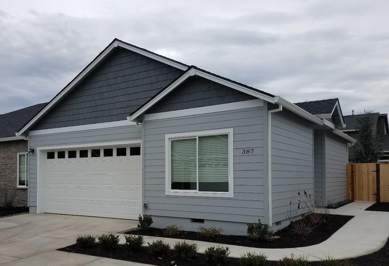 387 Live Oak Loop Central Point, OR 97502 - Photo 2 of 17 Additional Photo