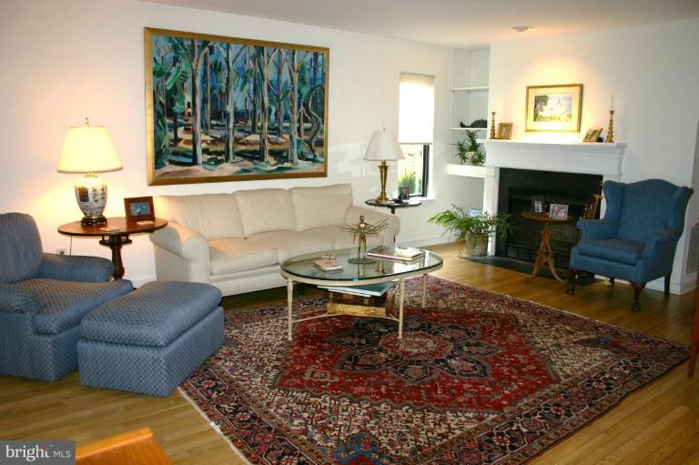 2231 Cedar Cove Court Reston, VA 20191 - Photo 27 of 30 Living Room