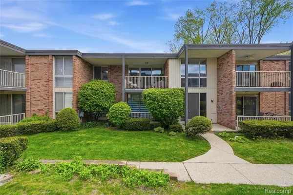 $209,900 | 4041 West Maple Road, Unit E203, Bloomfield Hills, MI 48301