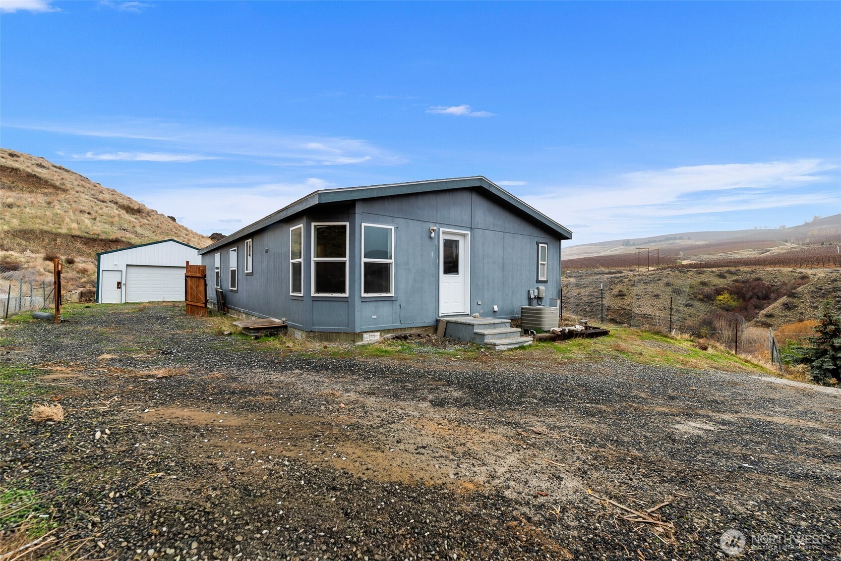 3570 Pinnacle Place Wenatchee, WA 98801 - Photo 3 of 35