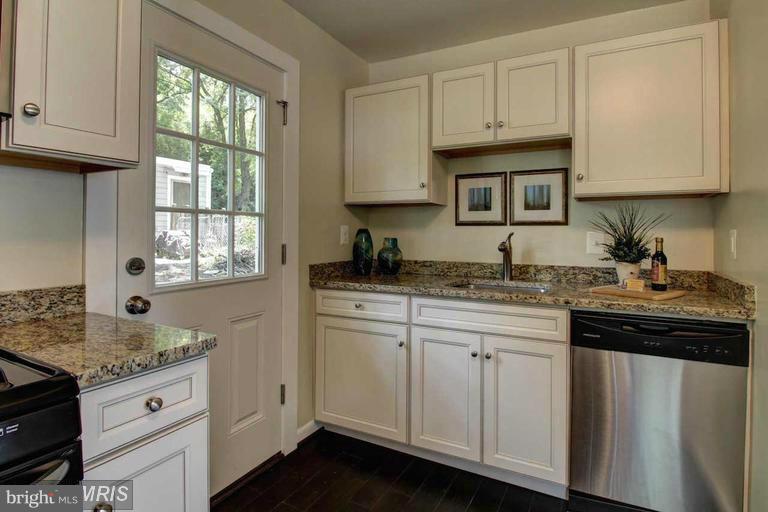 3230 Dashiell Road Falls Church, VA 22042 - Photo 7 of 20 Kitchen