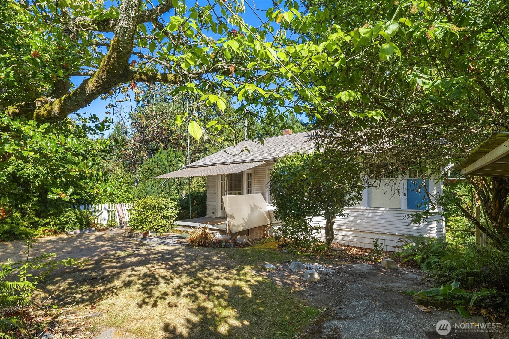 5202 35th Avenue Southwest Seattle, WA 98126 - Photo 13 of 32 a front view of a house with garden