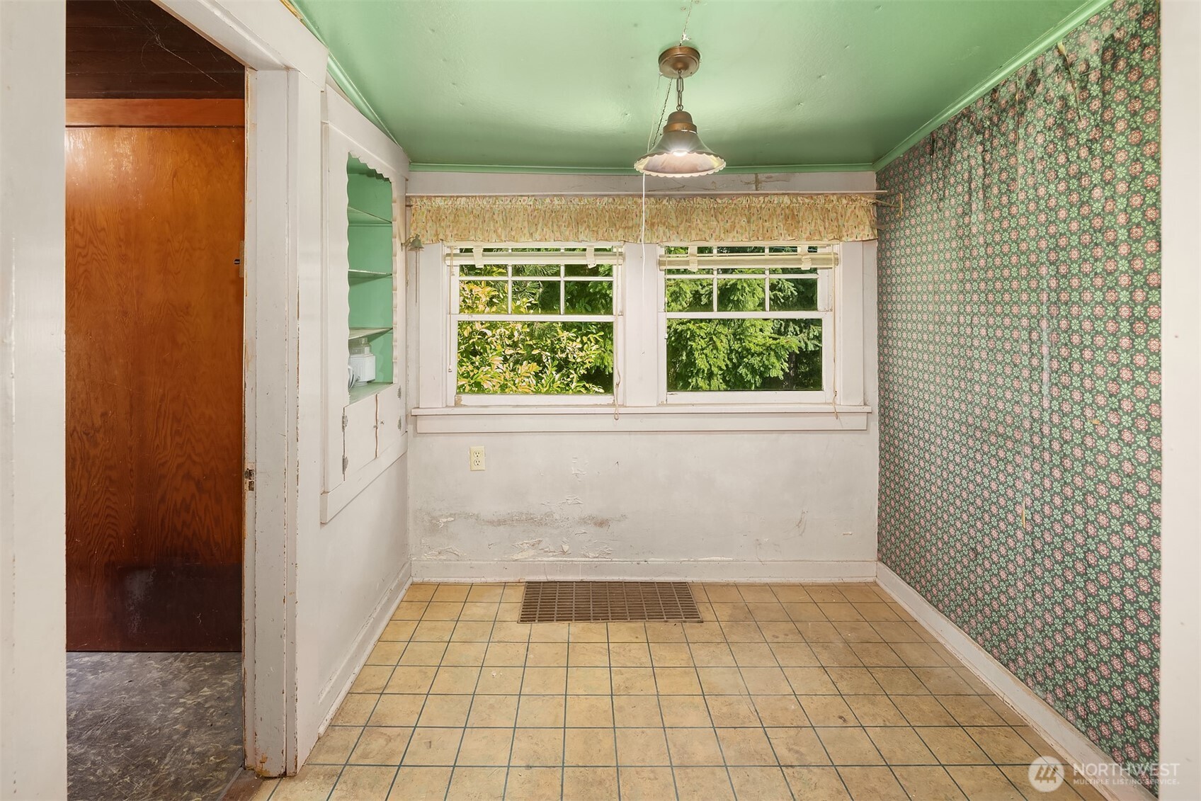 5202 35th Avenue Southwest Seattle, WA 98126 - Photo 18 of 32 a bathroom with a bathtub