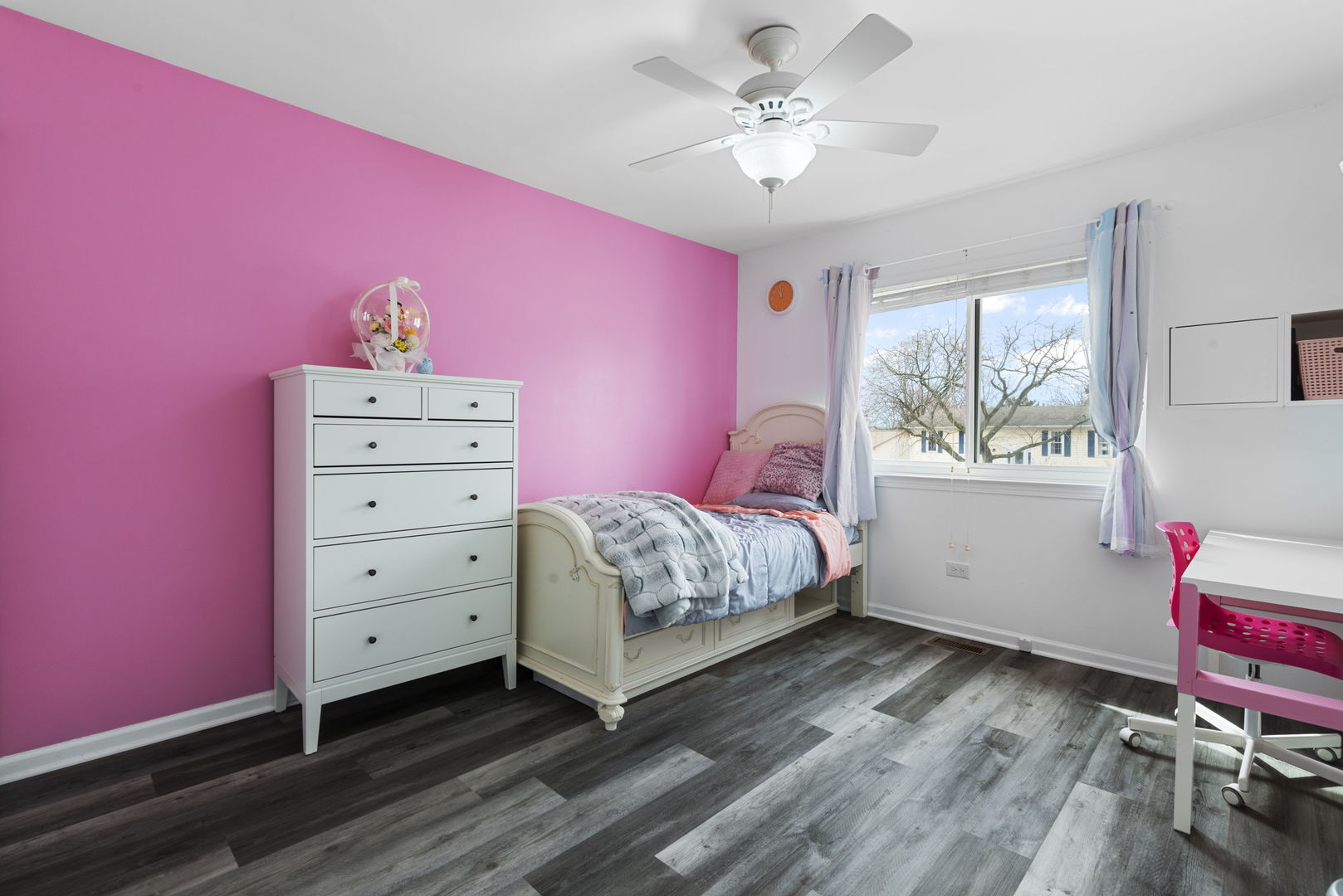4599 Mumford Drive Hoffman Estates, IL 60192 - Photo 18 of 25 a bedroom with a bed and a window