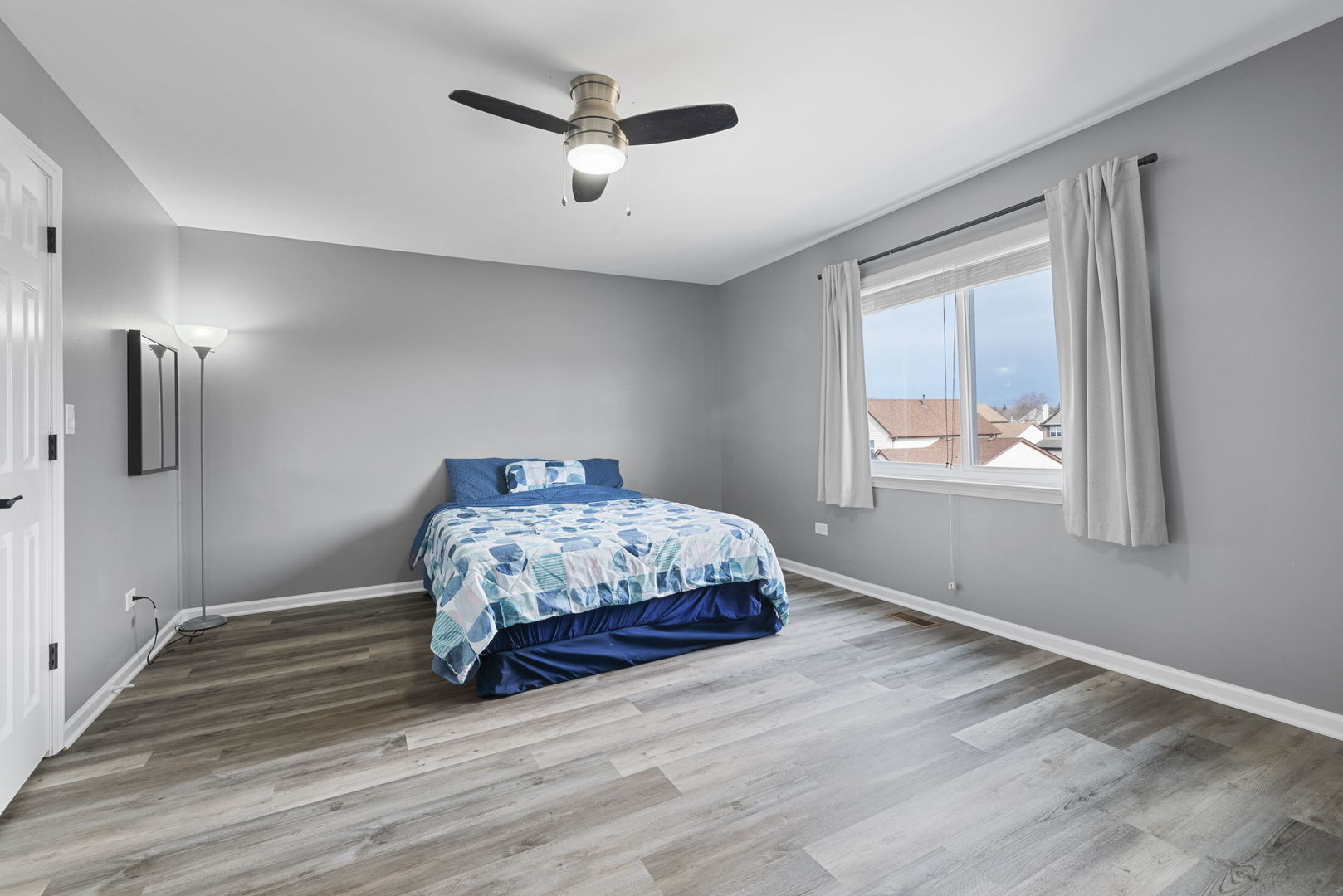 4599 Mumford Drive Hoffman Estates, IL 60192 - Photo 21 of 25 a bedroom with a bed and a window