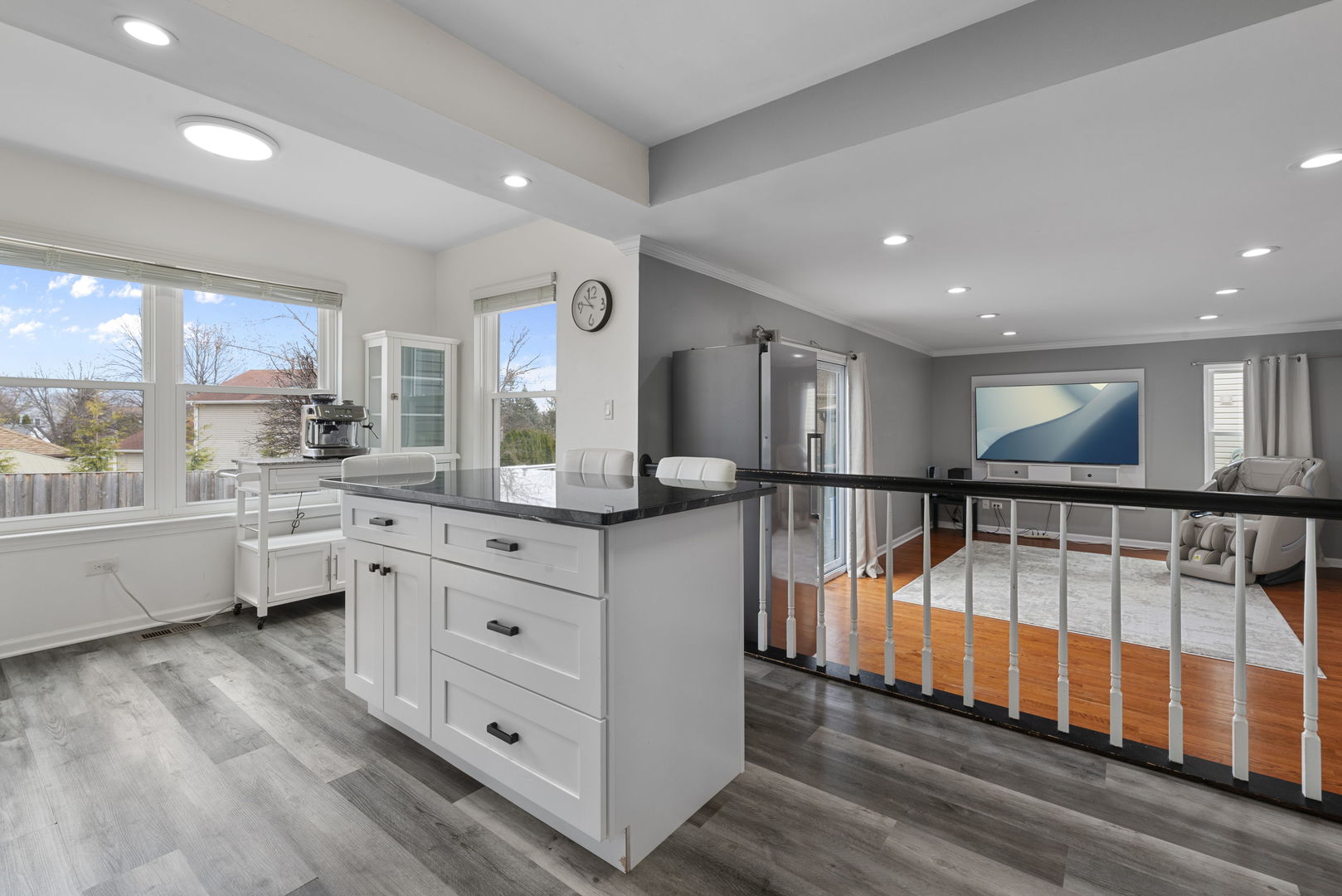 4599 Mumford Drive Hoffman Estates, IL 60192 - Photo 10 of 25 a bathroom with double vanity and a mirror
