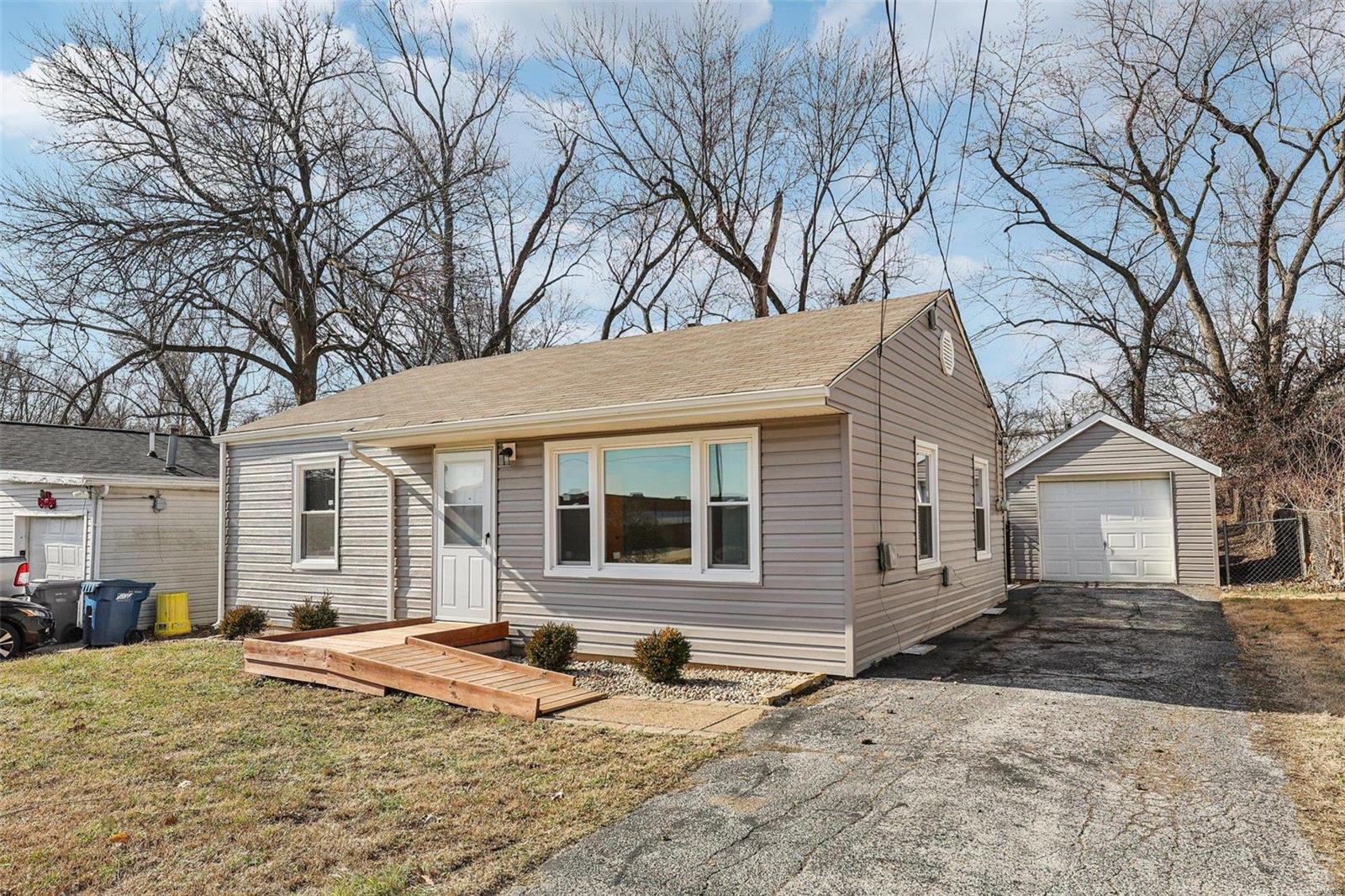 3829 Fee Fee Road Bridgeton, MO 63044 - Photo 3 of 26 Gallery Image 3