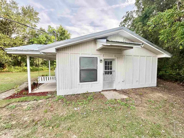 an white refrigerator freezer sitting in a kitchen