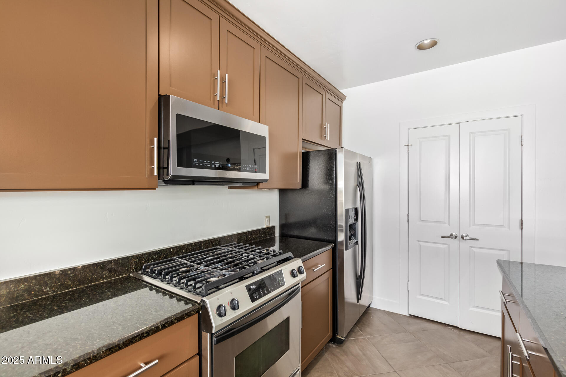 945 East Playa Del Norte Drive, Unit 3004 Tempe, AZ 85288 - Photo 10 of 41 a kitchen with a stove and a microwave