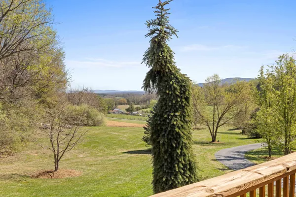 $649,900 | 115 Spring Crossing Lane, Steeles Tavern, VA 24476