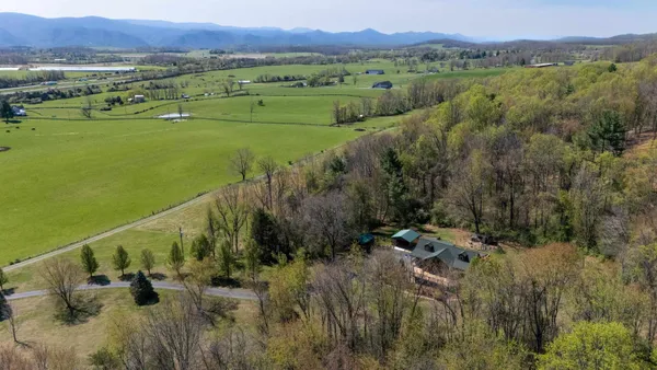 $649,900 | 115 Spring Crossing Lane, Steeles Tavern, VA 24476