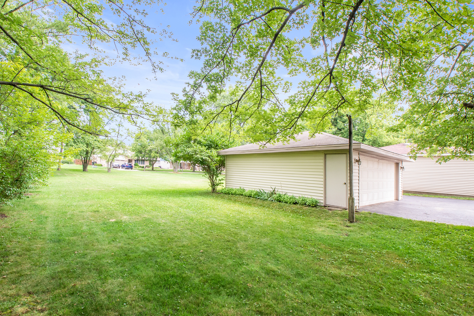 11040 Revere Road Mokena, IL 60448 - Photo 3 of 16 a backyard of a house with lots of green space